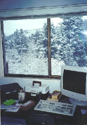 desk.JPG (43595 bytes)