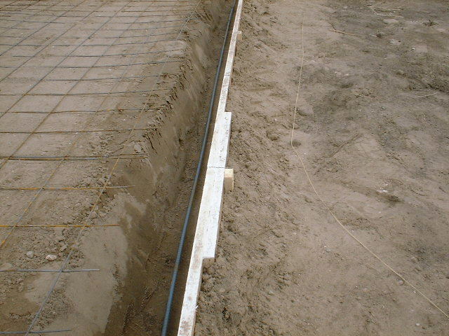 Foundation trench for monolithic slab